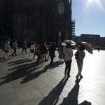 Sonnenbeschirmte Touristen am Kölner Dom ©Judith Nüsser