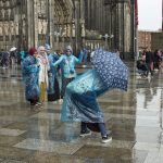 Touristen am Kölner Dom im Regen ©Judith Nüsser