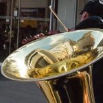 Wallrafplatz am KÖlner Dom im Spiegel eines Tuba-Trichters ©Judith Nüsser